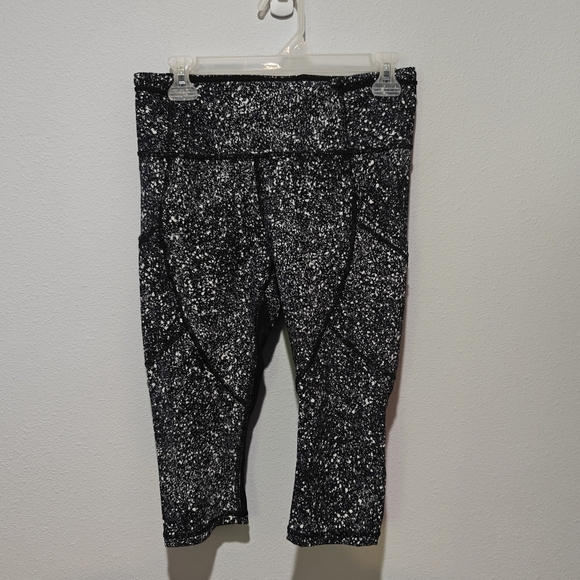 Like New Lululemon Crop Leggings Size 8 Outrun 17" - Picture 3 of 5